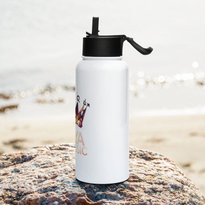 Stainless steel water bottle with a straw lid - Image 3